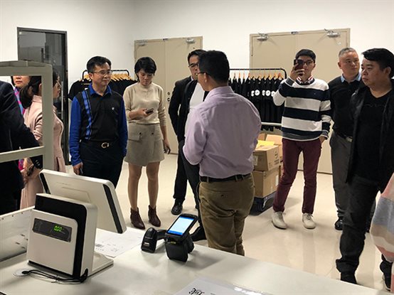 黃健新秘書長詳細(xì)了解廈門艾歐特科技的智慧門店解決方案